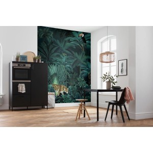 Komar Vliesfototapete Jungle Night mit Dschungelmotiv, Leopard und Tukan im Wohnraum.