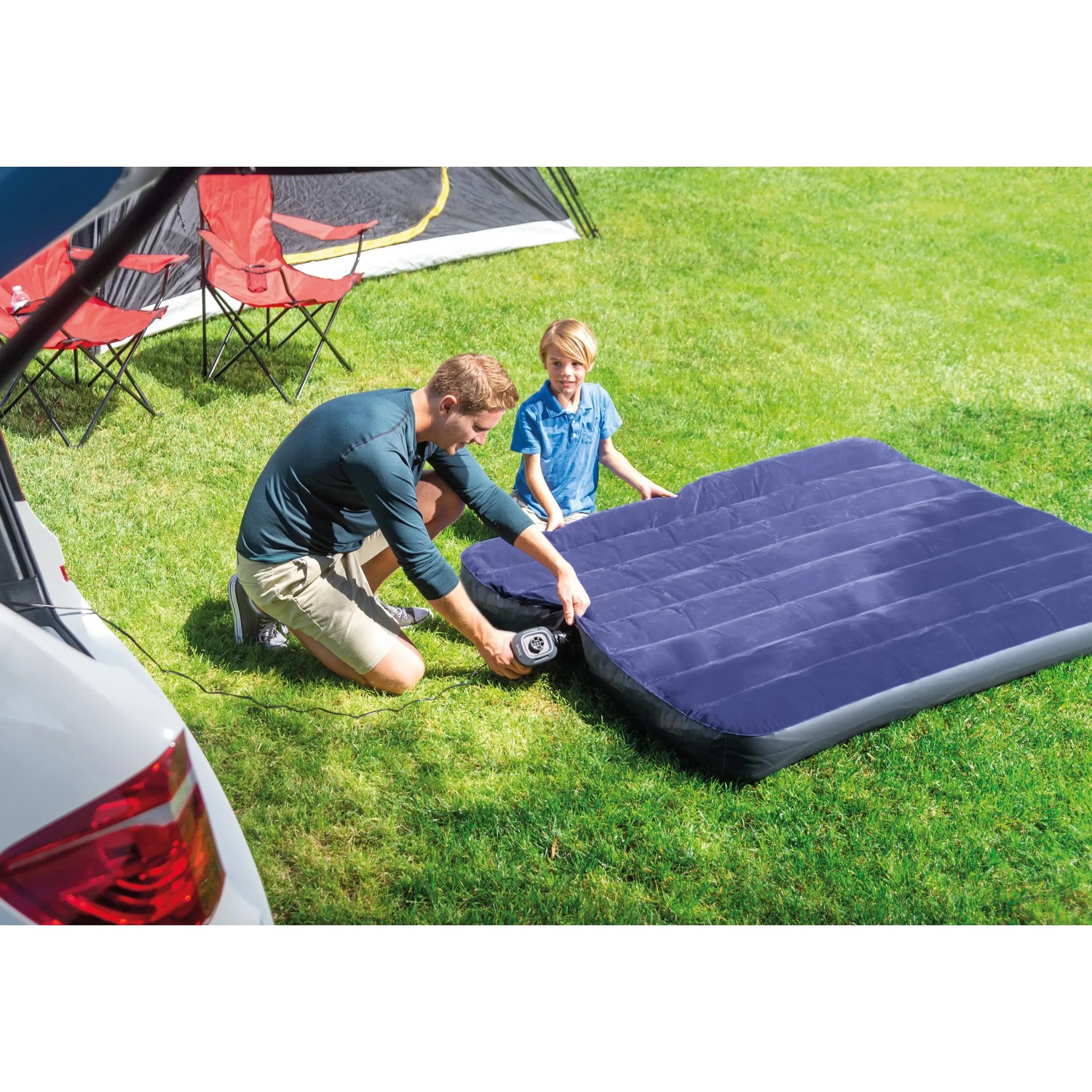 Intex Luftpumpe (12V) beim Aufpumpen einer Luftmatratze im Freien.