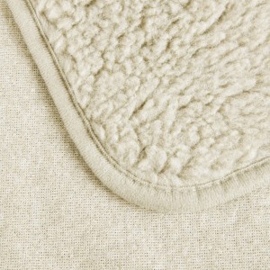 Detailaufnahme: Beige Bestlivings Sesselschoner Lammflor, weich und schützend.