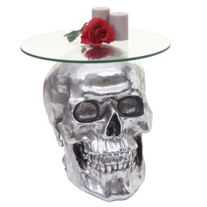 Silberner Beistelltisch Totenkopf mit Glasplatte, Kerzen und Rose als Deko.