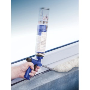 LUX PU-Schaumpistole Comfort beim Auftragen von Bauschaum.