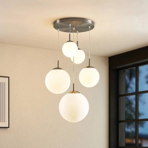 Moderne Lindby Pendelleuchte Heleska mit 5 opalweißen Glaslampen und Alu-Gestell.