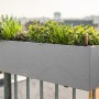 Lechuza Balconera Stone 80, steingrauer Blumenkasten mit Bepflanzung auf einem Balkon.