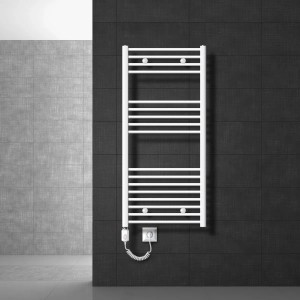 Weißer ECD Germany Badheizkörper elektrisch (600x1200mm) mit Heizstab (900W) an dunkler Wand.