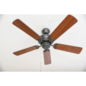 Westinghouse Deckenventilator Nevada, 105 cm, mit Holzdekorflügeln und Zugkette.