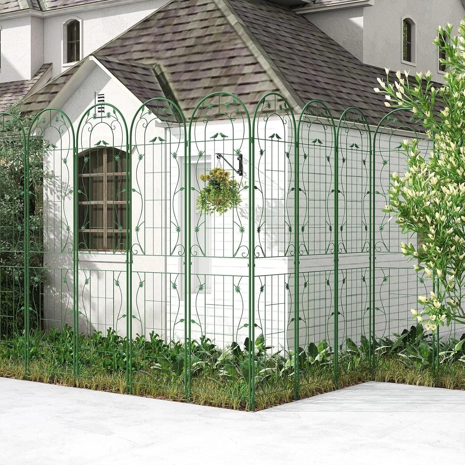 Grünes Metall Rankgitter Set als Gartenzaun mit dekorativen Bögen und Blättern. Robuste Rankhilfe für Kletterpflanzen im Garten.