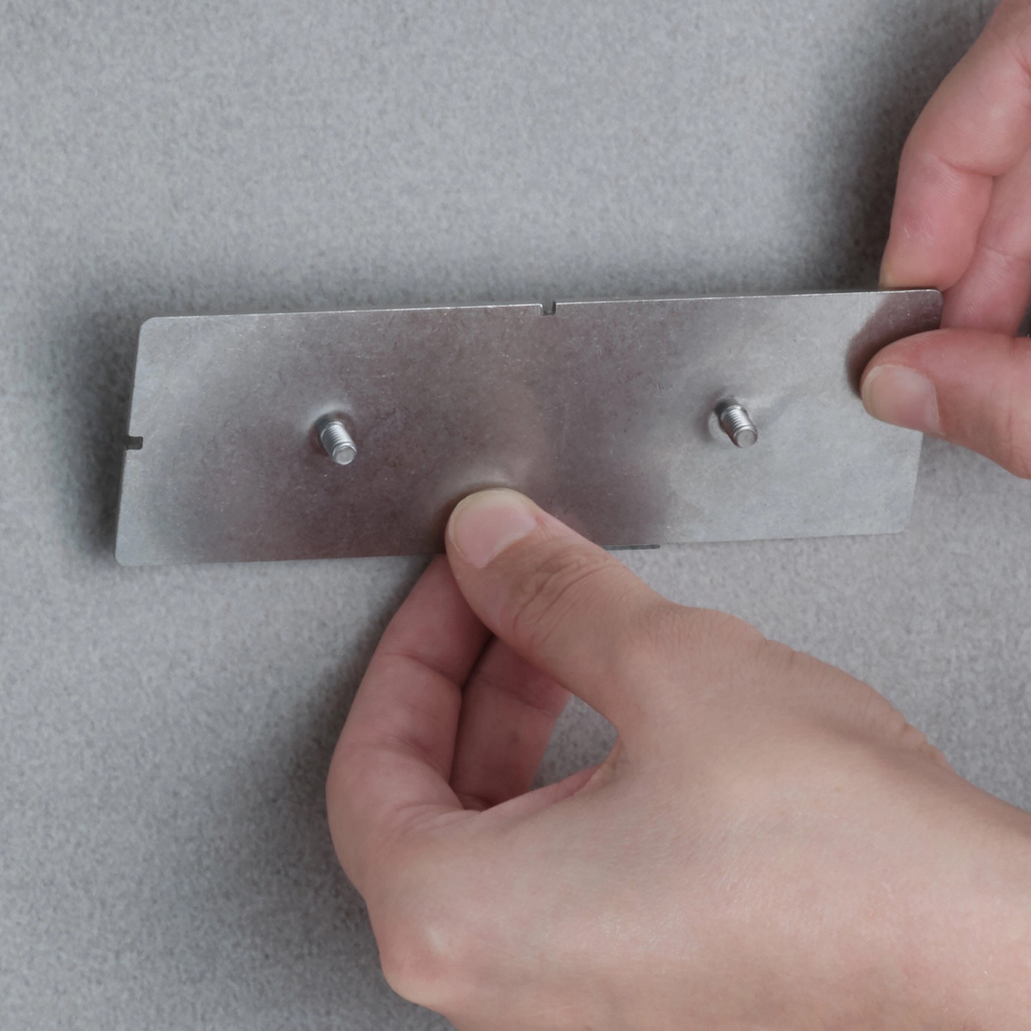 Montageplatte des Keuco Klebe-Sets 4 für Edition 11 Duschkörbe wird an Wand befestigt.