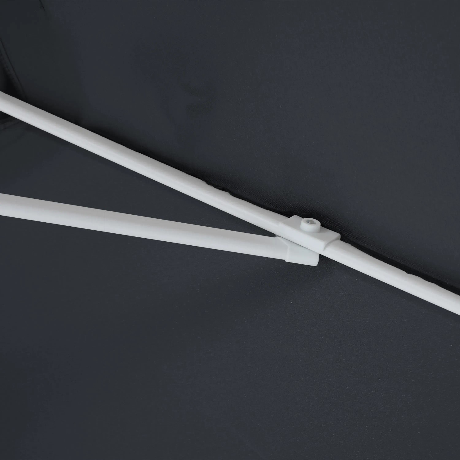 Detailaufnahme: Grauer AXI Ampelschirm (300x200 cm) mit weißem Gestell.