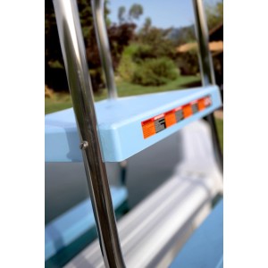 Detailaufnahme: Gre Poolleiter aus Edelstahl, blaue Stufen, Tragkraft 110 kg, sicherer Pool-Einstieg.