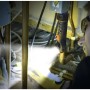 Energizer Hardcase Pivot Arbeitslampe im Einsatz, leuchtet Rohre aus. Taschenlampe mit Magnetfuß.