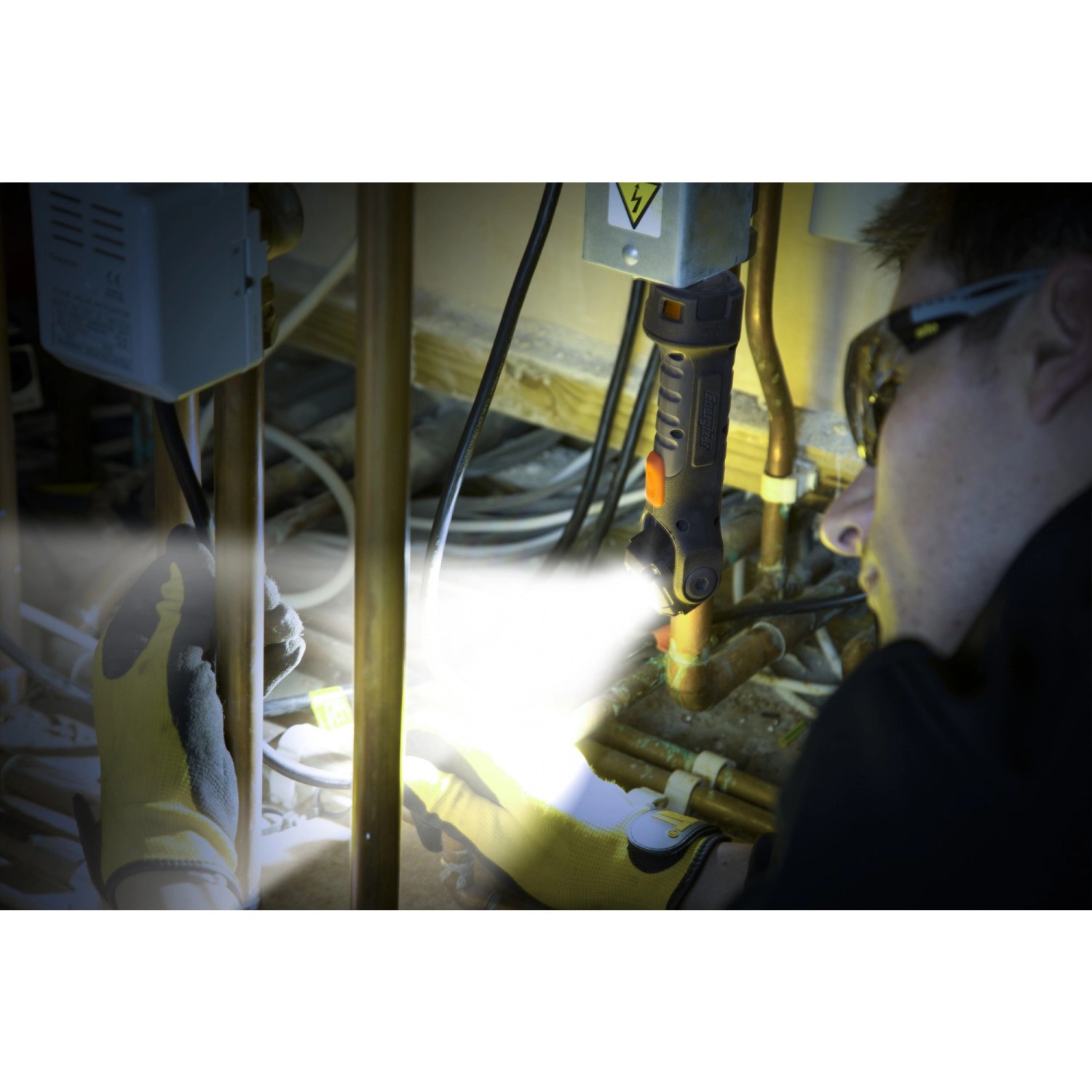 Energizer Hardcase Pivot Arbeitslampe im Einsatz, leuchtet Rohre aus. Taschenlampe mit Magnetfuß.