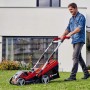 Einhell Akku-Rasenmäher Rasarro GP-CM 36/41 Li-Solo in Nutzung auf Rasenfläche vor Haus.