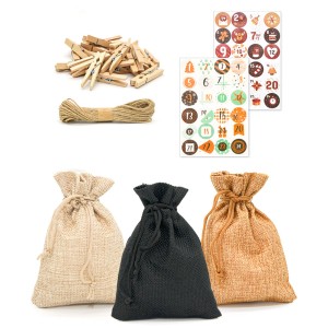 DuneDesign DIY Adventskalender Set: 24 braune Jute-Säckchen, Klammern, Kordel und Zahlen-Sticker.
