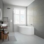 Weiße Eckbadewanne MEGA 160x105 cm, linksseitig, aus Acryl mit Schürze in modernem Bad.