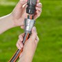 Gardena Premium Schlauchverbinder 3/4 Zoll wird an einem Gartenschlauch befestigt.
