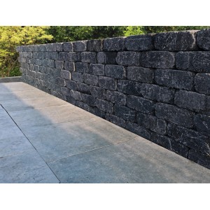 Mauer aus dunklen Diephaus Collo Basalt Mauersteinen (30x20x10 cm).
