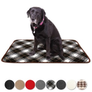 Bestlivings Tierdecke Lammflor, 60x80 cm, dunkelbraun gemustert mit sitzendem Hund.