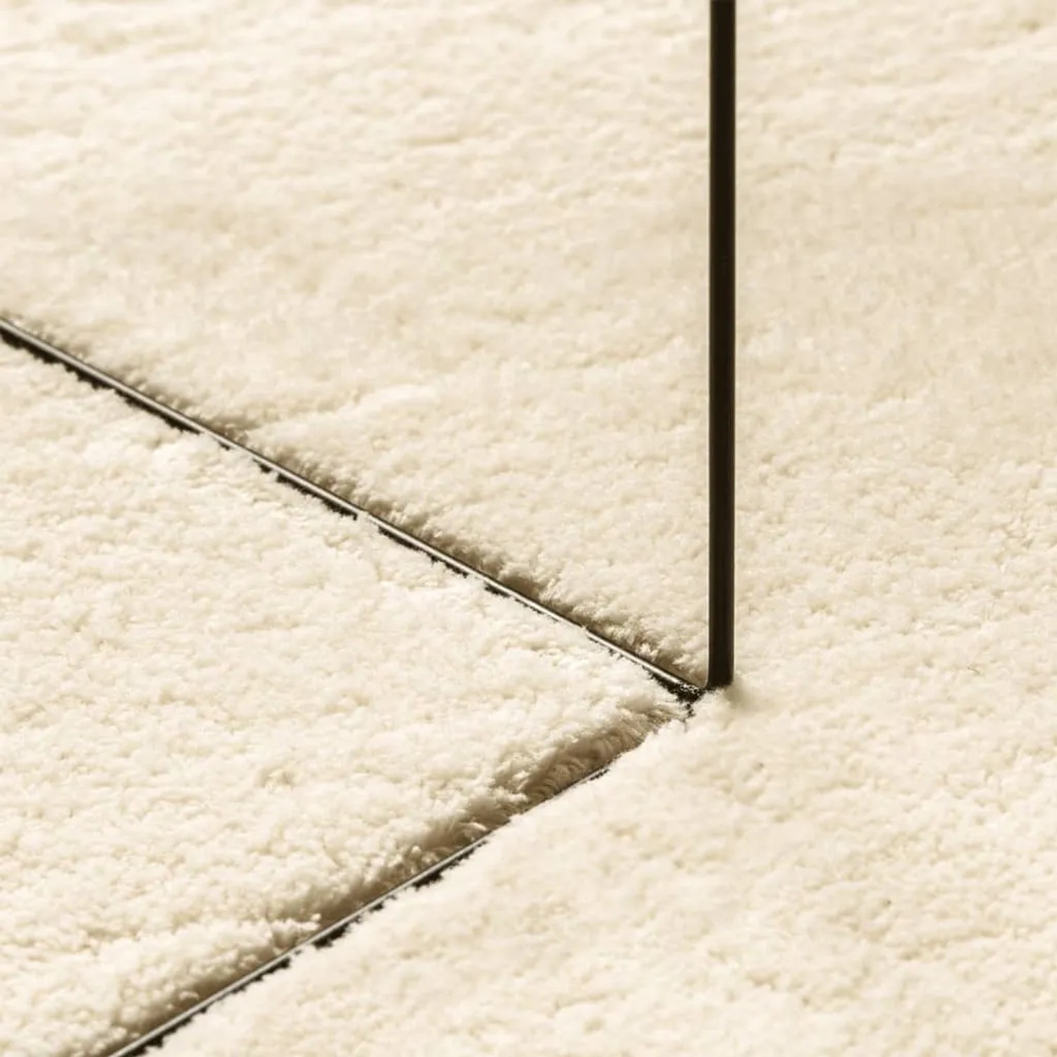 Detailansicht: Weicher, waschbarer Kurzflor-Teppich Huarte in Creme (80x200 cm).