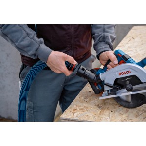 Bosch Professional GKS 18V-57-2 Akku-Handkreissäge mit Staubabsaugung im Einsatz.