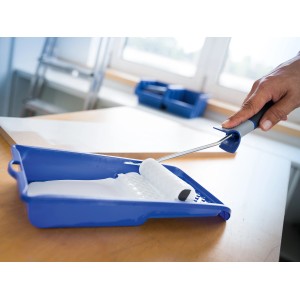 Blaue LUX Farbwanne 32x15 cm mit Farbroller und weißer Farbe. Abstreifgitter integriert.