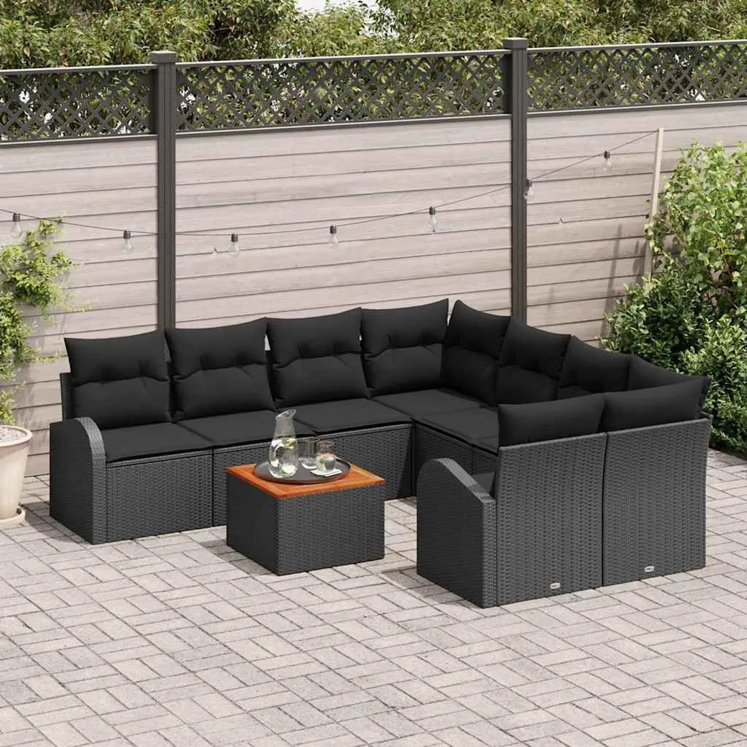 Schwarzes 9-teiliges vidaXL Garten-Sofa-Set aus Rattan mit Tisch und Polstern.