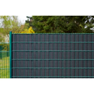 Anthrazitfarbener Polyrattan Sichtschutzstreifen (255x19cm) im Doppelstabmattenzaun.