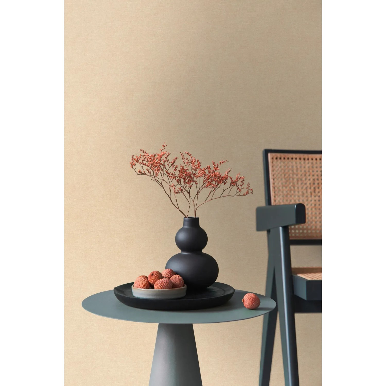 A.S. Creation Vliestapete Uni Struktur beige-gelb an Wand, Tisch mit Deko im Raum.