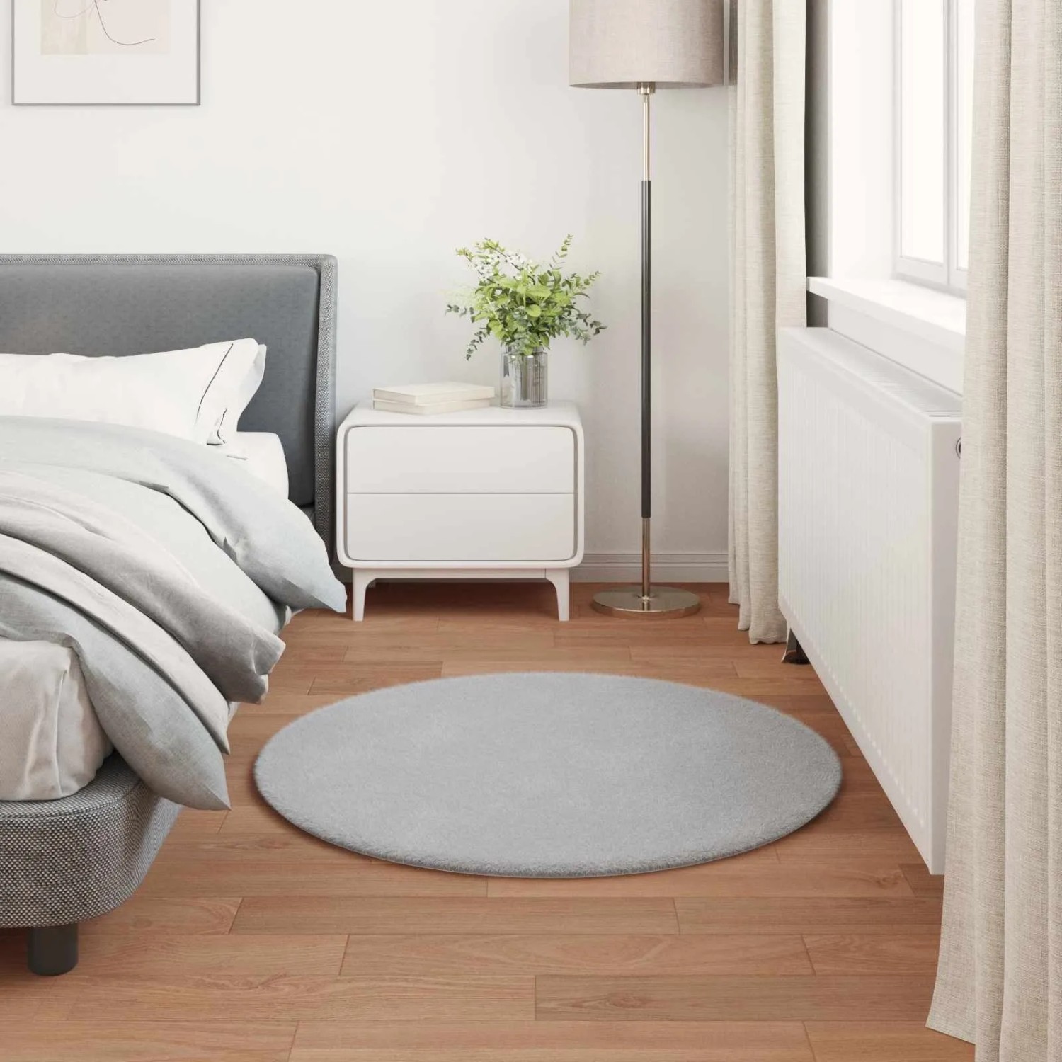 Runder grauer Kunstfell Hasen Teppich Olite (Ø 120 cm) aus Polyester im Schlafzimmer. Weich, flauschig.