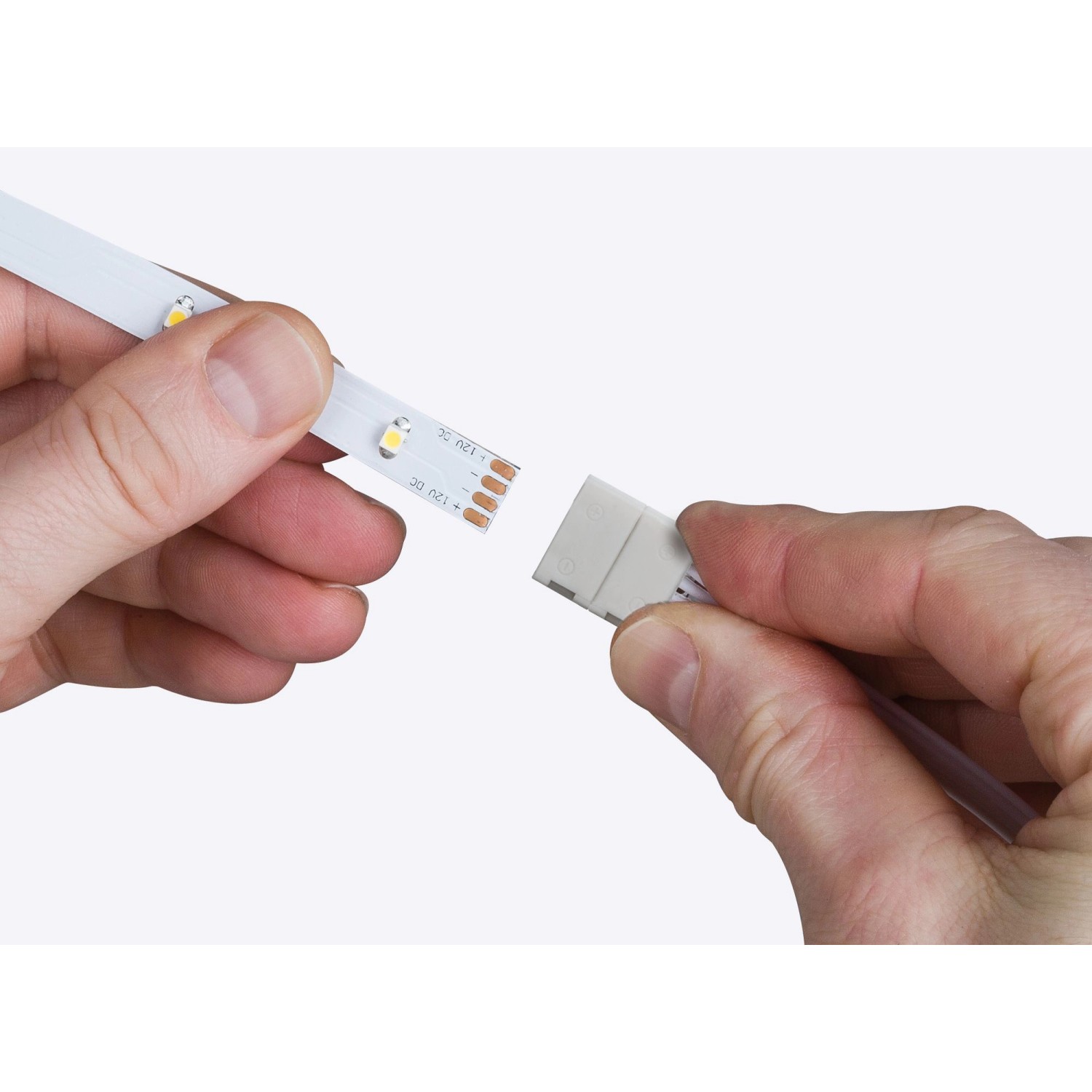 Paulmann YourLED ECO Clip-Connector im Einsatz: LED-Streifen verbinden.
