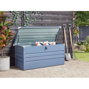 Beliani Truhe CEBROSA blau, wetterfeste Gartenbox mit geöffnetem Deckel und Kissen.