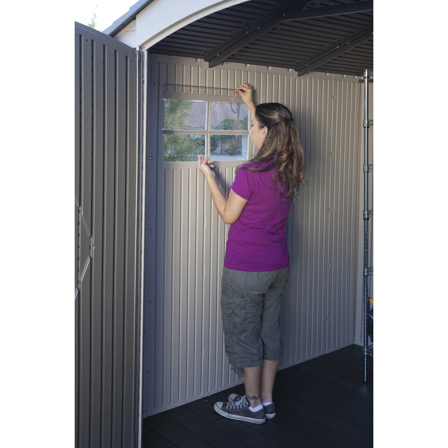 Innenansicht: Lifetime Gerätehaus Fox, anthrazitgraues Kunststoff-Gartenhaus mit Fenster.