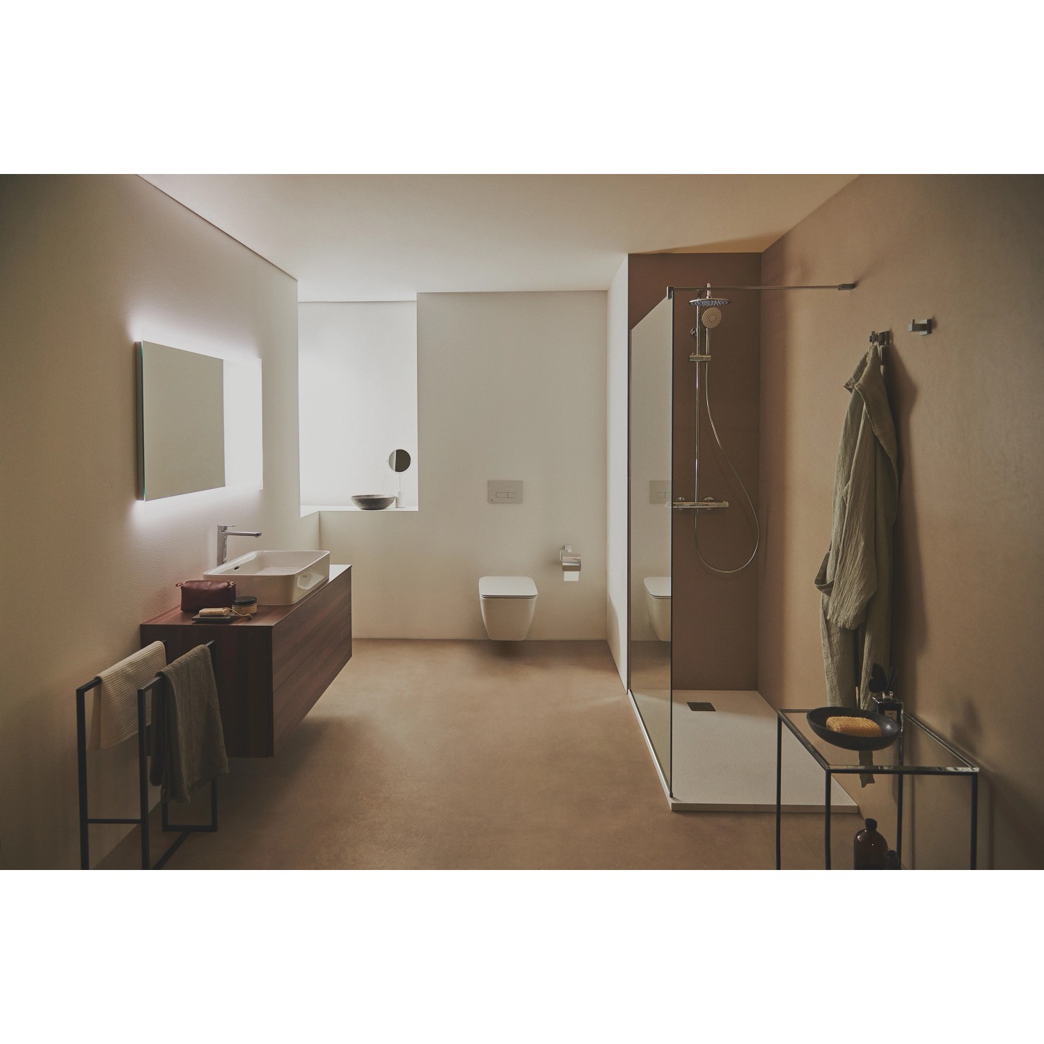 Ideal Standard Ceratherm T50 Duschsystem Aufputz Chrom im modernen Badezimmer.