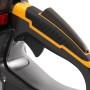 Detailaufnahme: Handgriff der Stiga Benzin-Kettensäge CS 750, schwarz-gelb.