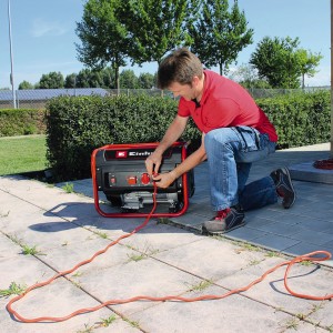 Einhell Notstromaggregat TC-PG 25/1 E5 in Nutzung: Stromerzeuger mit rotem Rahmen und angeschlossenem Kabel.