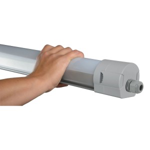 Graue E2 Elektro LED Feuchtraum-Wannenleuchte Pro S (18 W) in der Hand gehalten.