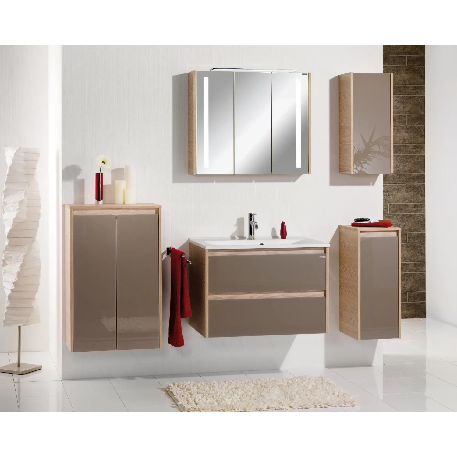 Badezimmer-Set mit Fackelmann LED-Aufsatzleuchte VIORA, Spiegelschrank und Unterschrank in Pinie-Optik.