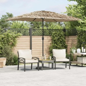Brauner vidaXL Sonnenschirm mit Strohdach und Stahlmast auf Terrasse. Kurbelmechanismus, ideal für Garten.