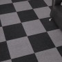 Andiamo Teppichfliesen, selbstklebend, grau, im Schachbrettmuster verlegt.