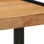 Nahaufnahme der braunen Massivholz Akazienplatte eines Couchtisches mit Maserung und dunklem Metallbein.