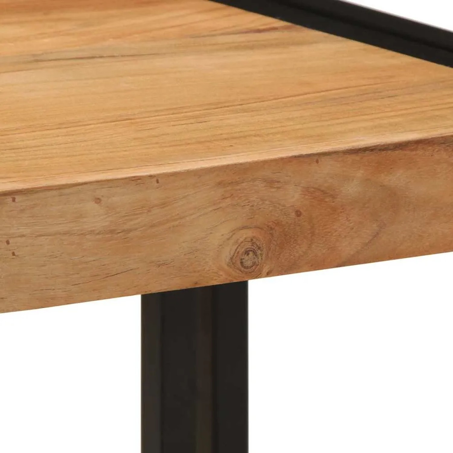 Nahaufnahme der braunen Massivholz Akazienplatte eines Couchtisches mit Maserung und dunklem Metallbein.