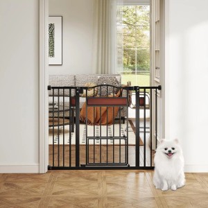 Schwarzes Metall Türschutzgitter für Hunde, 76 cm hoch, 74-104 cm breit, mit integrierter Hundetür. Weißer Hund davor.