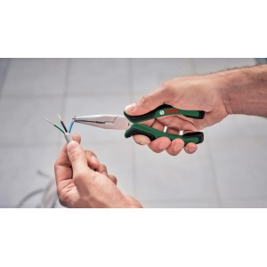 Bosch Zangen-Set (3-tlg.) im Einsatz: Abisolieren eines Kabels mit Kombizange.