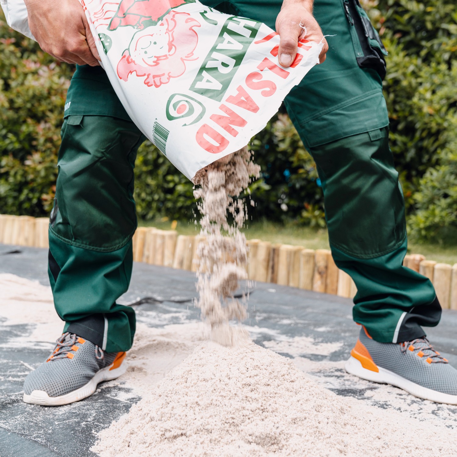 Weco Spielsand Sahara, 15kg Sack wird ausgeschüttet. Sand für Sandkästen und als Dekosand.