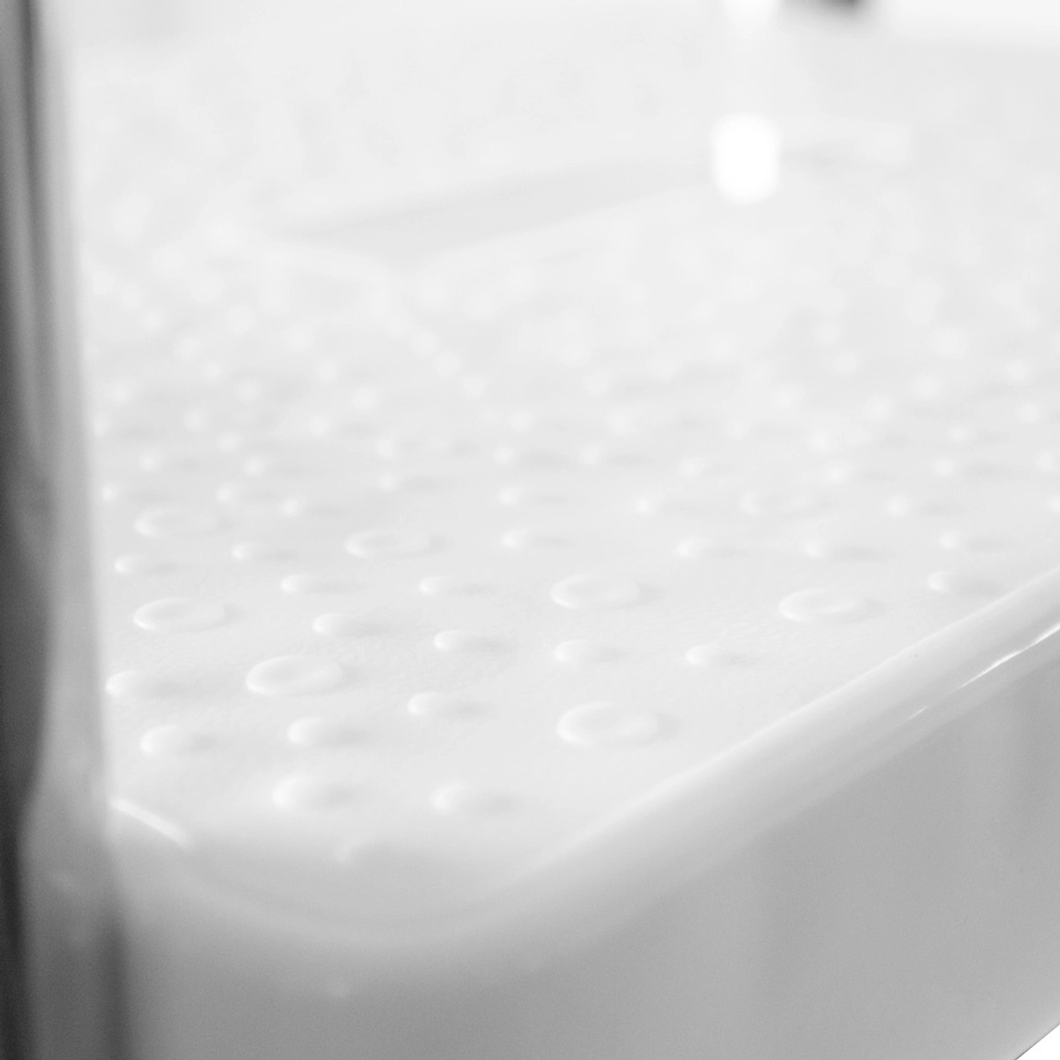 Detailaufnahme der rutschfesten Plattform einer Evolution Poolleiter für teilversenkte Becken.