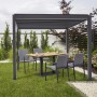 Best Terrassenüberdachung Cadiz 300x400 cm mit Lamellendach und Sitzgruppe im Garten.