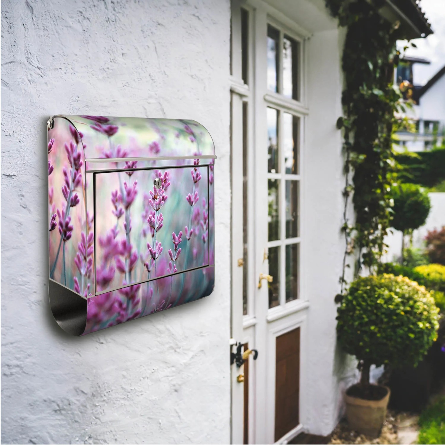 Edelstahl Briefkasten mit Lavendel Motiv und Zeitungsfach, montiert an einer weißen Wand.