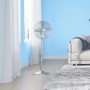 Chrom Standventilator (Ø 40cm) im Wohnraum, sorgt für Kühlung an warmen Tagen.