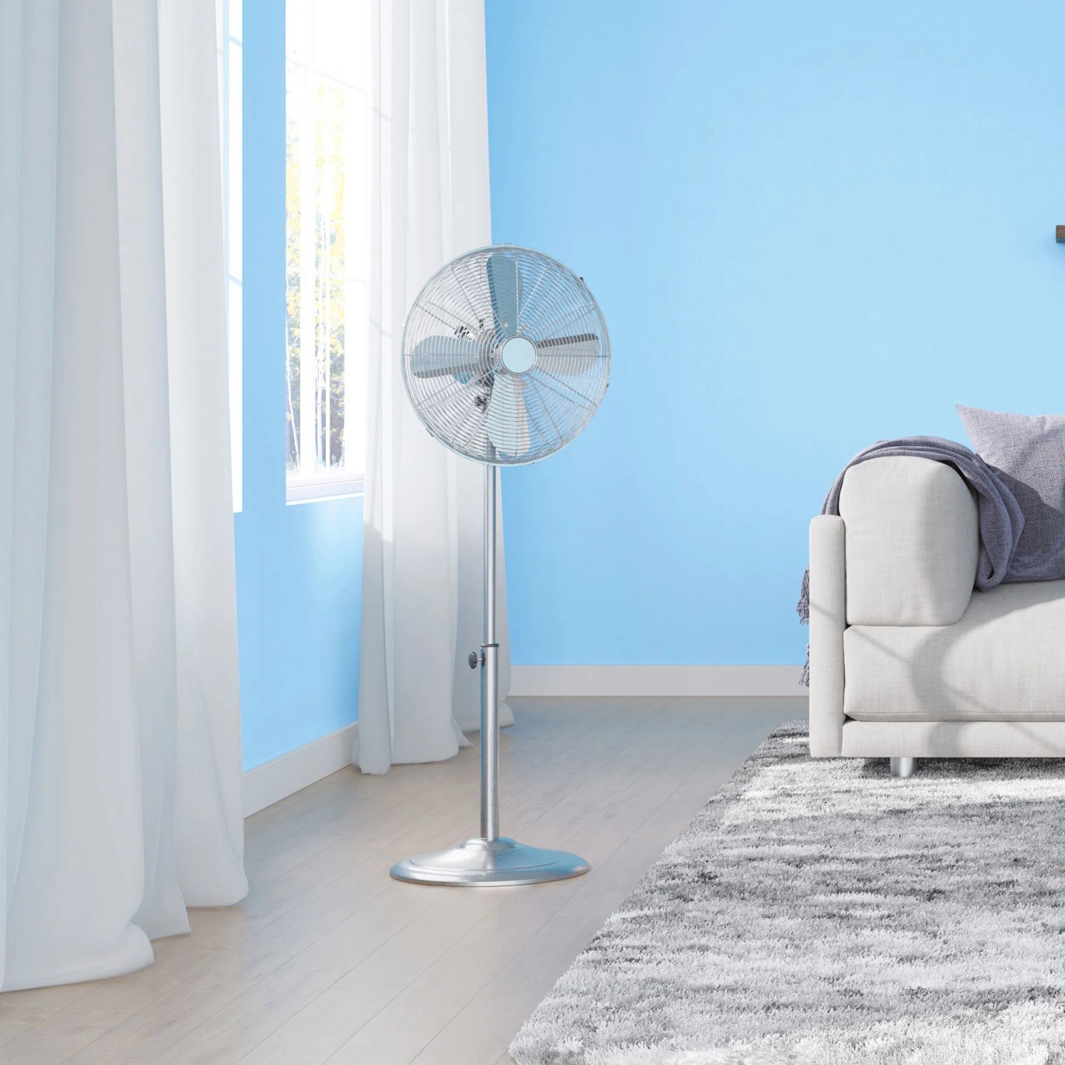Chrom Standventilator (Ø 40cm) im Wohnraum, sorgt für Kühlung an warmen Tagen.