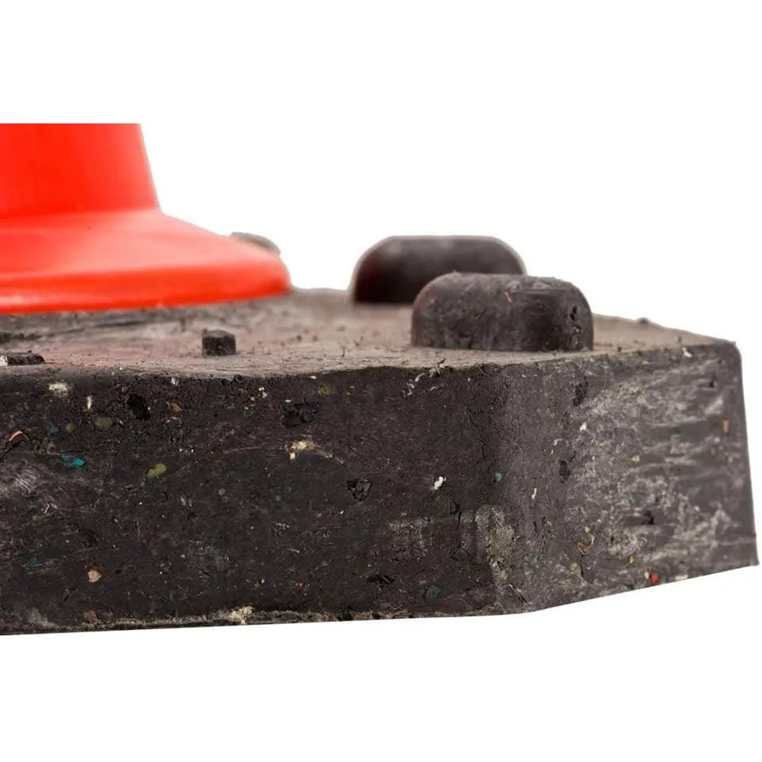 Detailaufnahme: Schwarzer Fuß des UvV Bigfoot Leitkegels 50cm, Baustellenabsicherung.