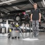 Kärcher ProNT 600 L Nass-Trockensauger im Einsatz in Werkstatt mit Auto auf Hebebühne.